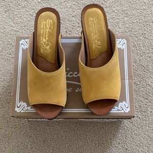 Sbicca Mustard Yellow Suede Open-Toe Mules NEW